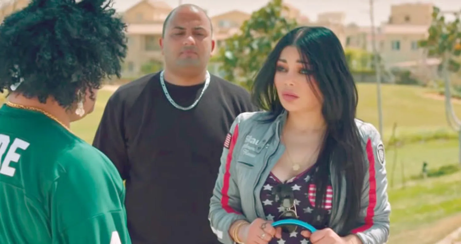 الفنانة هيفاء وهبي في لقطة من المسلسل الكوميدي «الواد سيد الشحات»