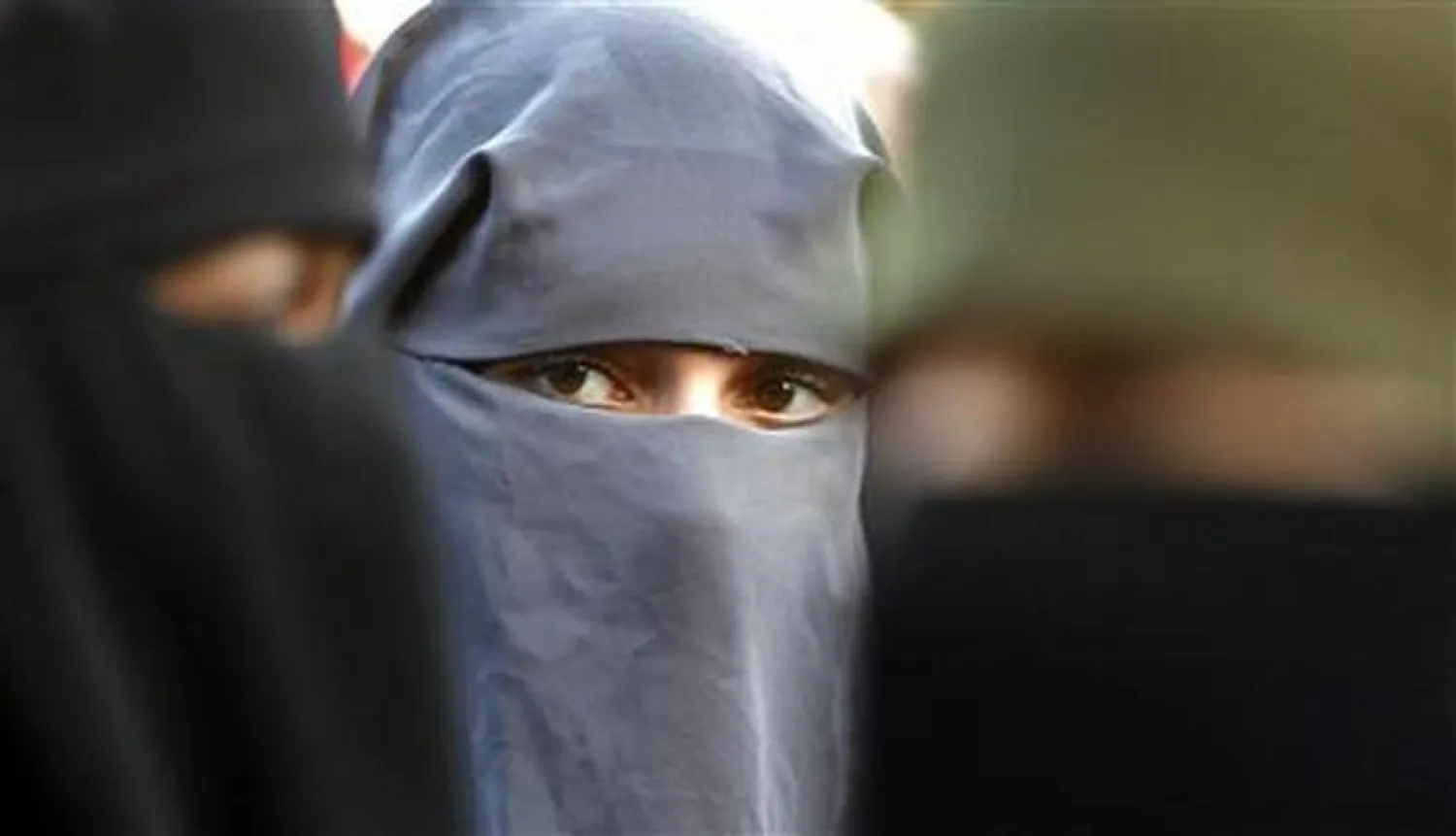 Protestors demonstrate against the ban on Muslim women wearing the burqa in public in The Hague, November 30, 2006. REUTERS/Toussaint Kluiters