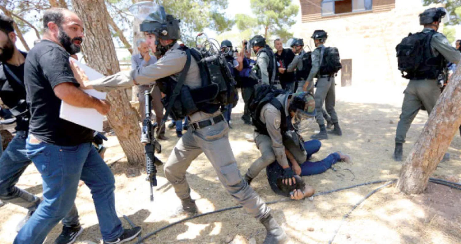 عشرات حالات الاختناق بالغاز والاعتداء على صحافي واعتقال مواطن في وادي الحمص (وفا)