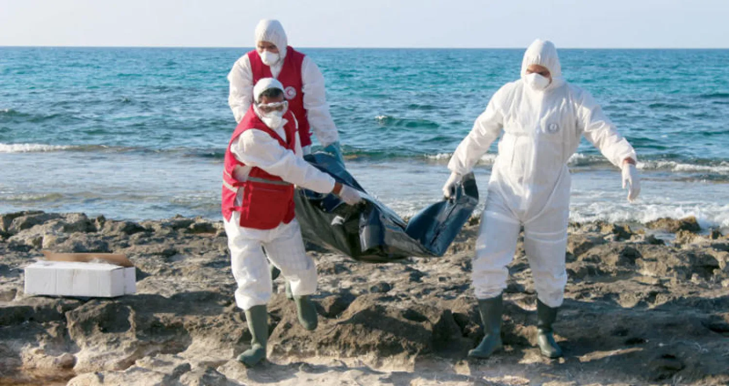 خفر السواحل الليبي ينتشل جثث مهاجرين غرق زورقهم في عرض السواحل الليبية ليلة أول من أمس (رويترز)