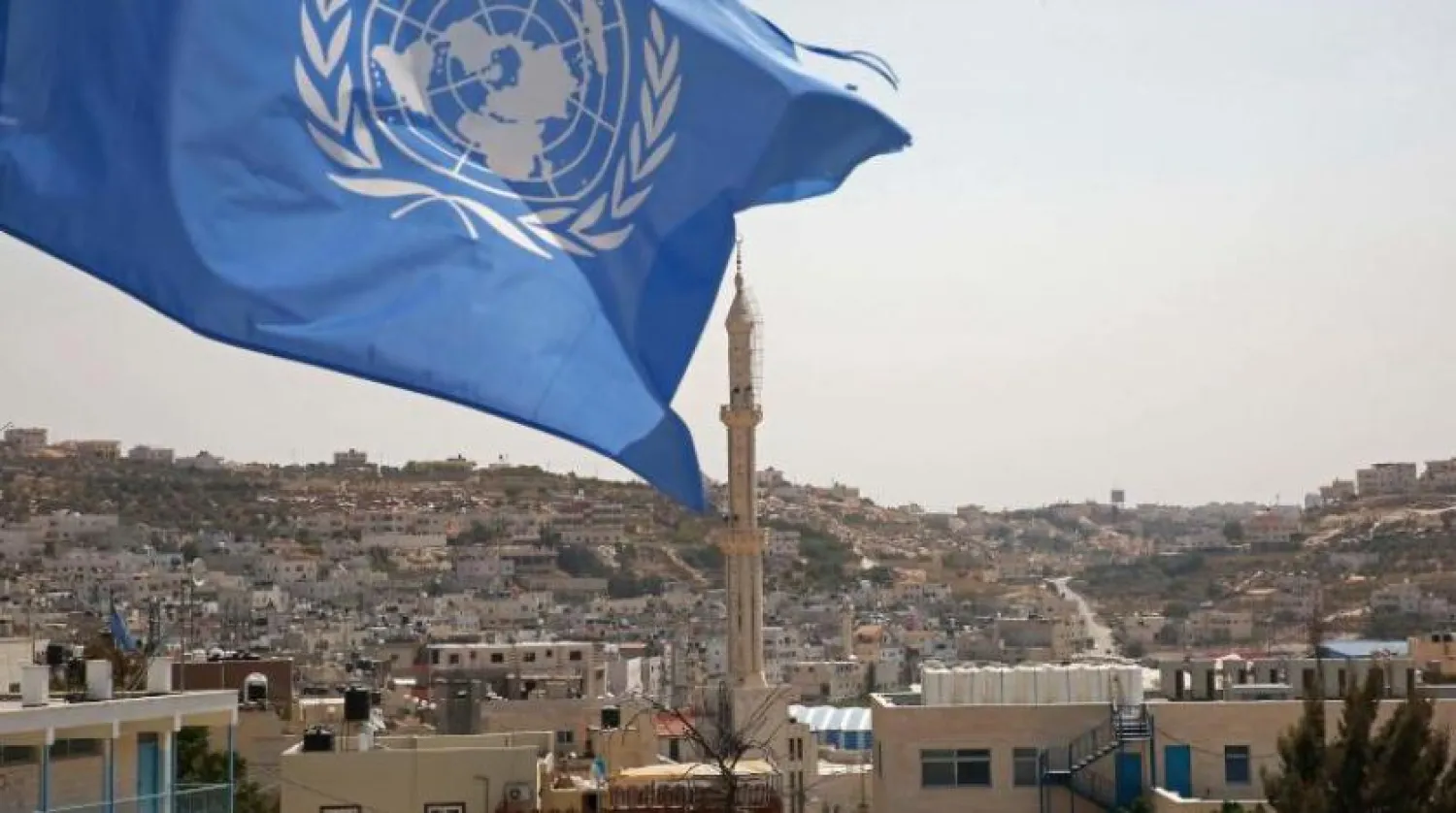 Filistin’in el Halil şehrindeki el-Fawar kampındaki UNRWA bayrağı (AFP)