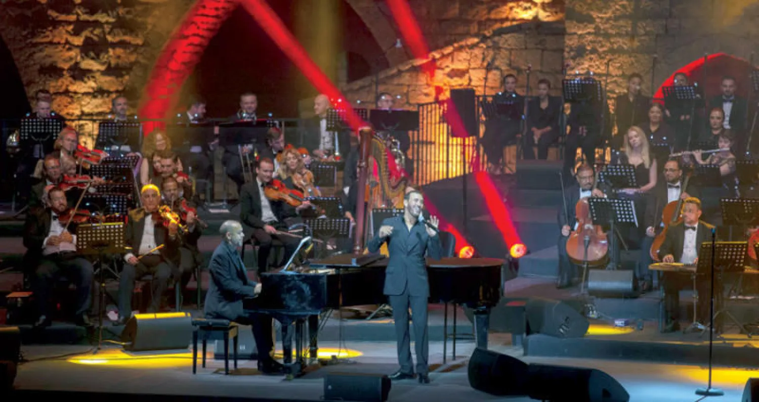 كاظم الساهر خلال حفله في مهرجان بيت الدين (إ.ب.أ)