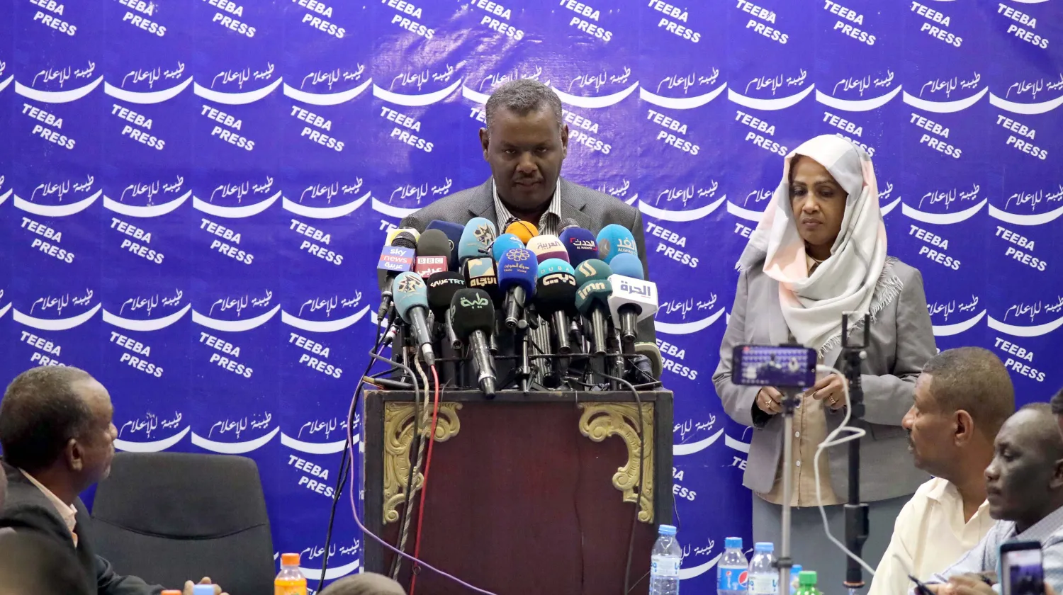 جانب من المؤتمر الصحافي لقوى إعلان الحرية والتغيير في الخرطوم (إ.ب.أ)