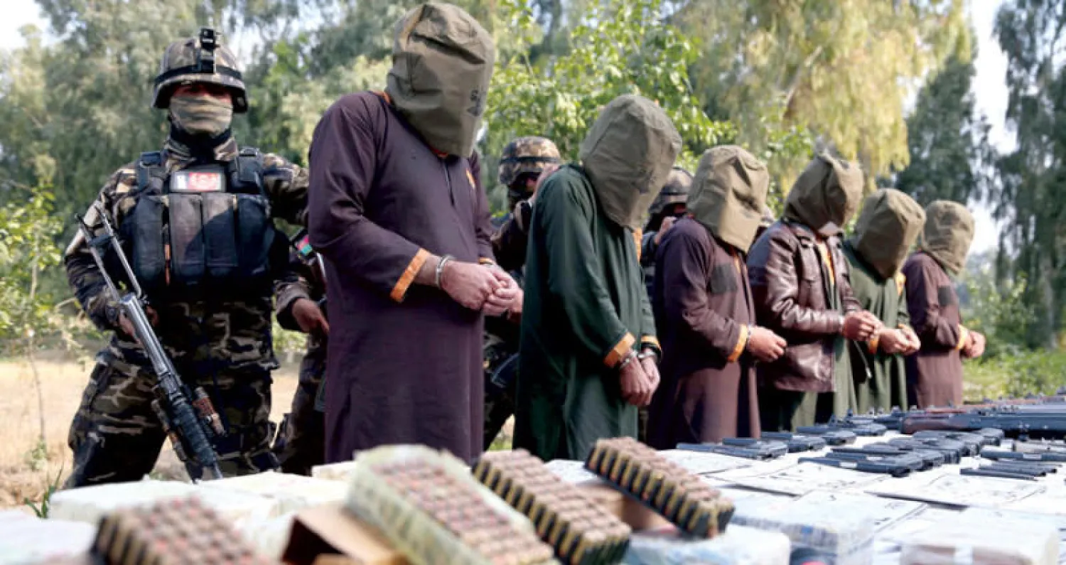 عناصر من «داعش» عقب ضبطهم مع مجموعة من الأسلحة والمتفجرات في جلال آباد 23 يناير الماضي قبل تنفيذ أعمال إرهابية في أفغانستان (إ.ب.أ)