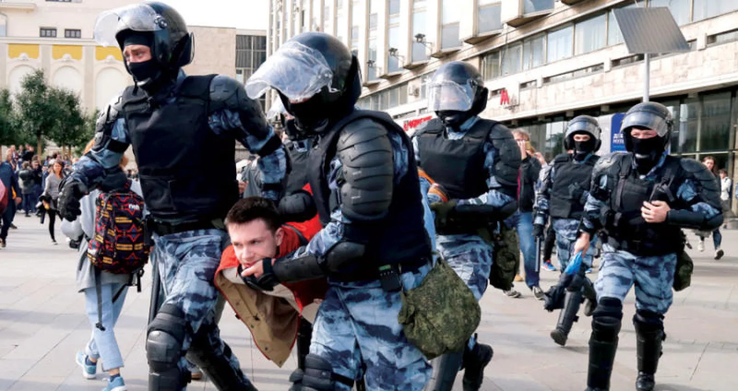 عناصر شرطة يعتقلون متظاهراً في موسكو أول من أمس (أ.ب)