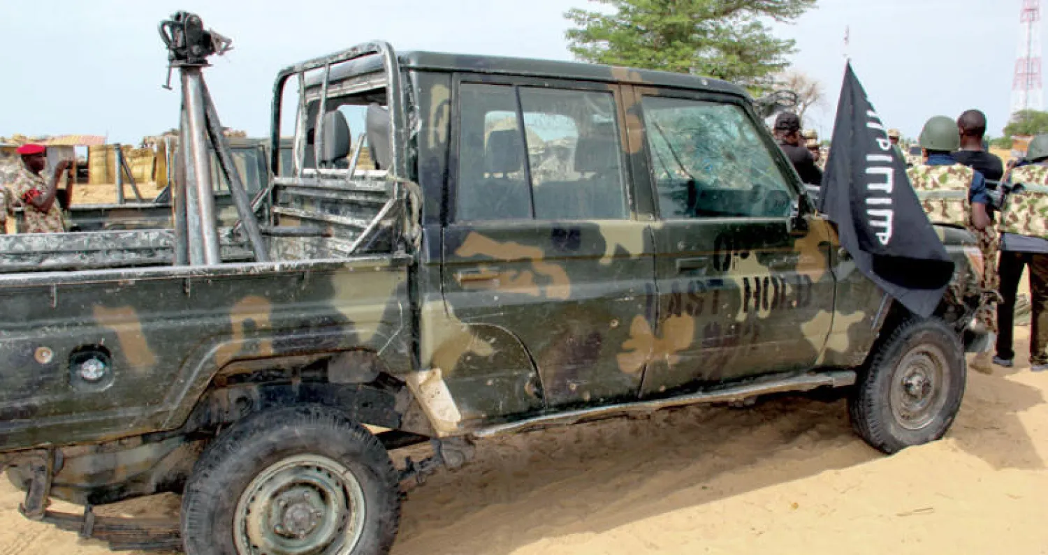 سيارة تابعة على ما يبدو إلى تنظيم «داعش في غرب إفريقيا» بمدينة باغا النيجيرية الجمعة (أ.ف.ب)