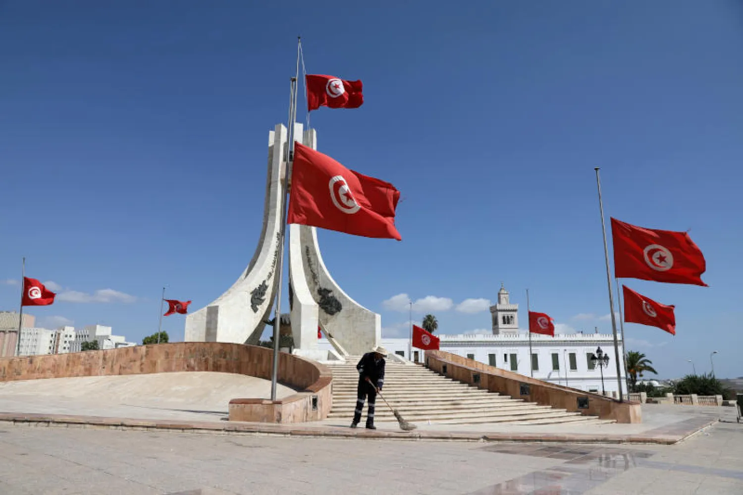 العلم التونسي يرفرف في شوارع العاصمة (رويترز)