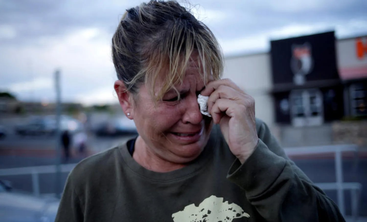سيدة أميركية تبكي عقب حادث إطلاق نار في إل باسو بولاية تكساس الأميركية (رويترز)