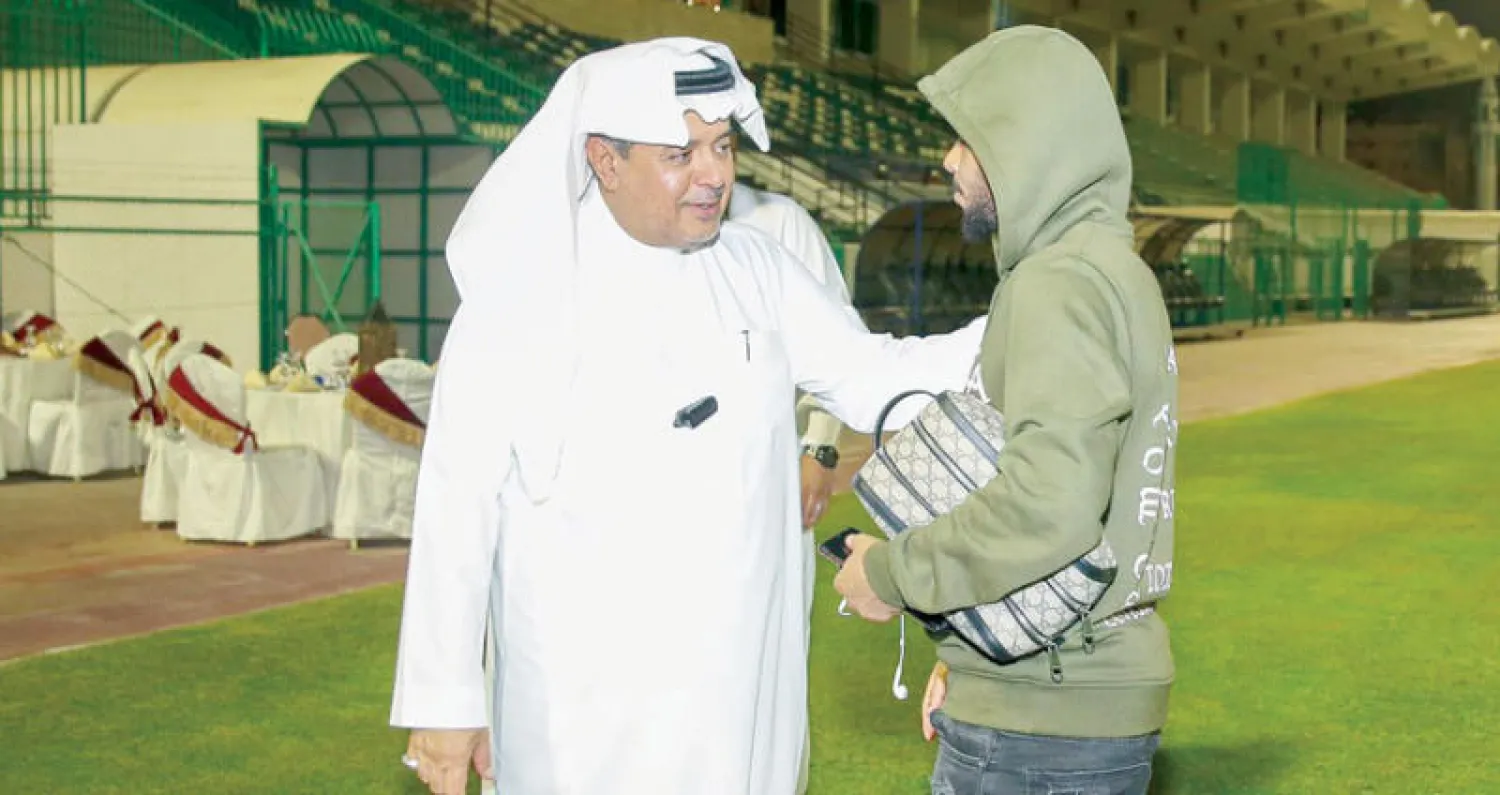 الأمير منصور بن مشعل في حديث مع اللاعب عبد الفتاح عسيري (الشرق الأوسط)