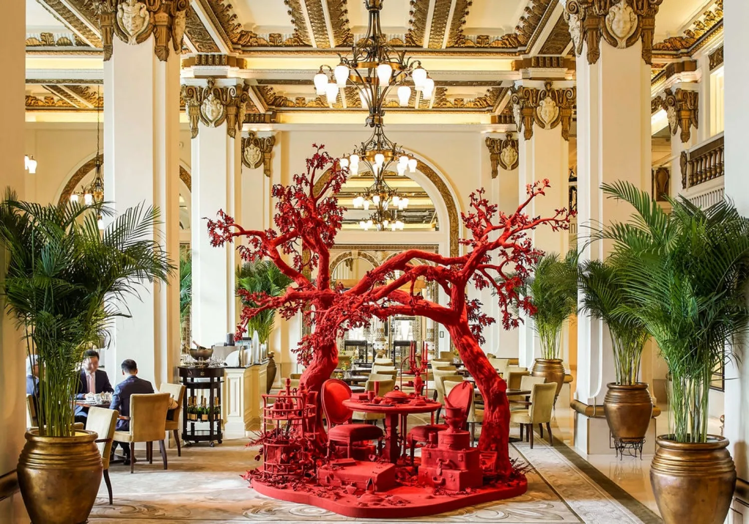 Timothy Paul Myers’s “Alizarin” was on display in the lobby of The Peninsula Hong Kong. It will be displayed at the Tokyo location next spring. | Simon J. Nicol for The Peninsula Hotels