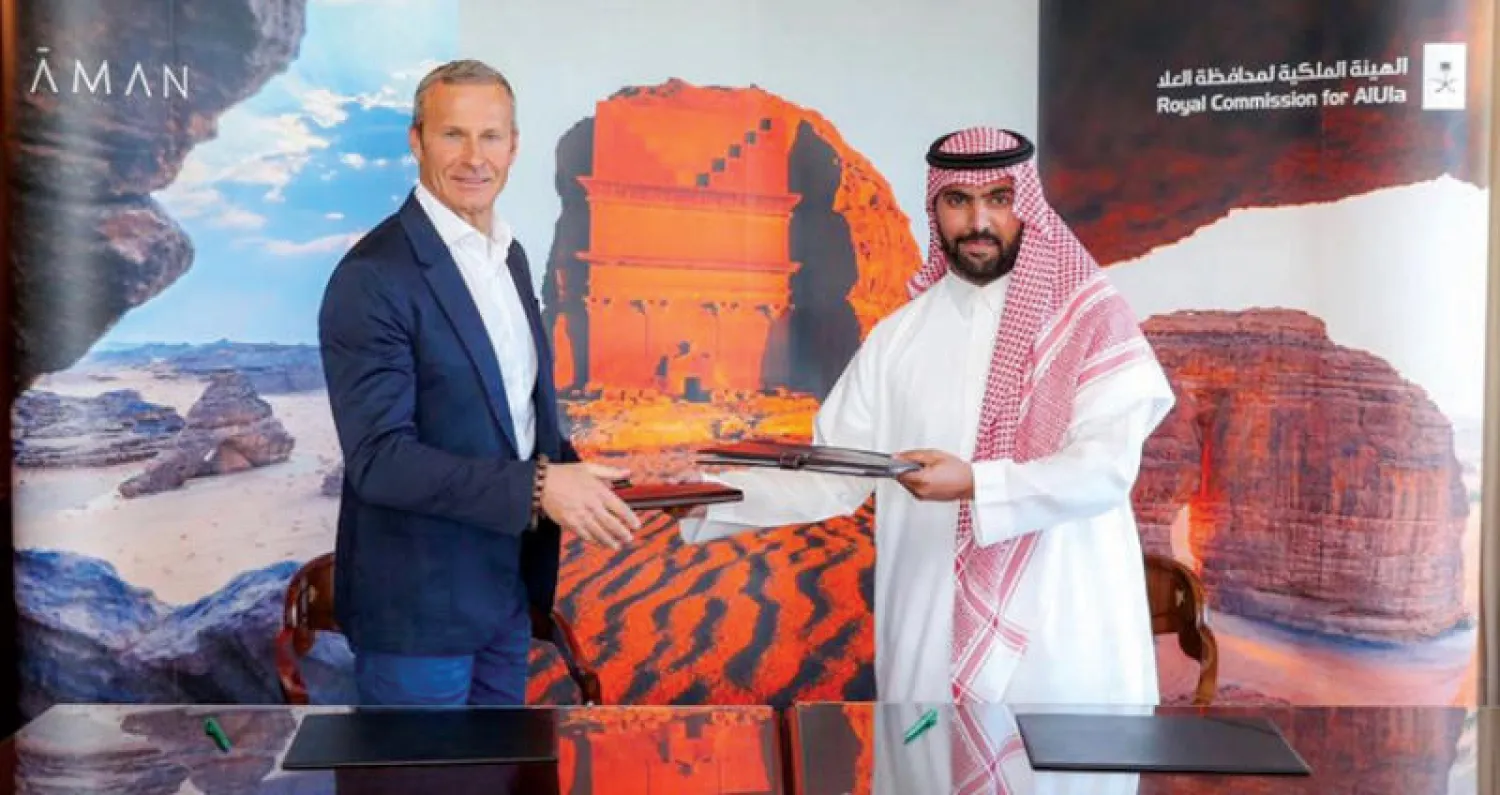 الأمير بدر بن فرحان والرئيس التنفيذي لـ«مجموعة أمان» أثناء توقيع الاتفاقية