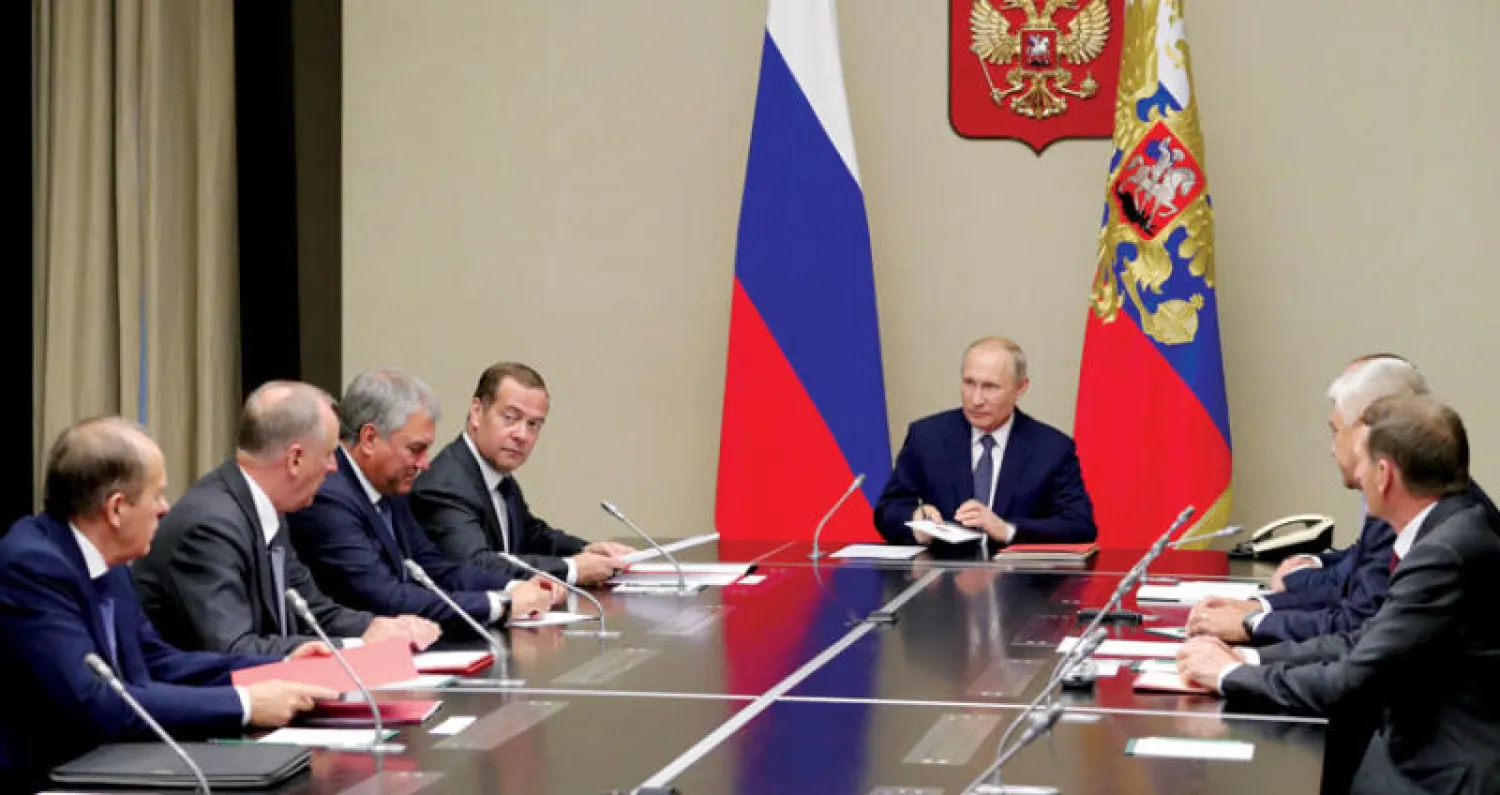 بوتين لدى ترؤسه اجتماعاً لمجلس الأمن القومي في مقر إقامته خارج موسكو أمس (رويترز)