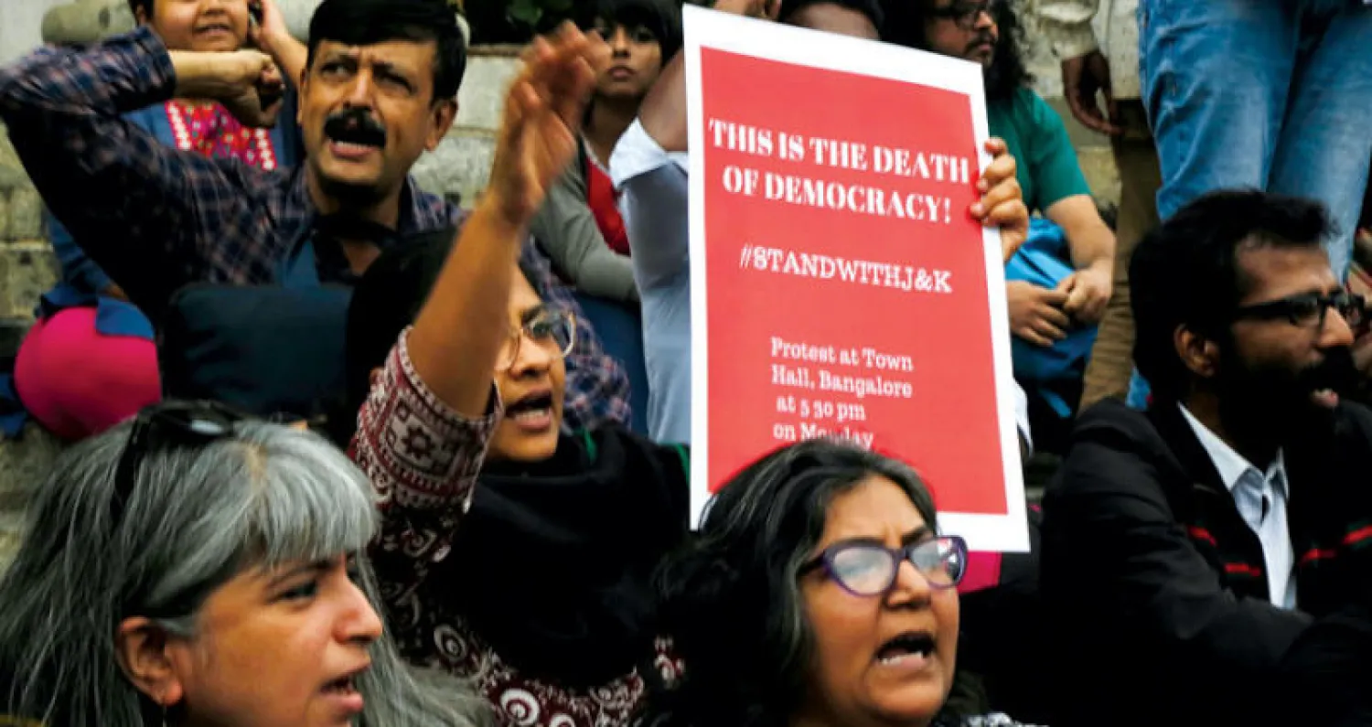 جانب من مظاهرات ضد قرار الحكومة الهندية في بنغلور أمس (إ.ب.أ)