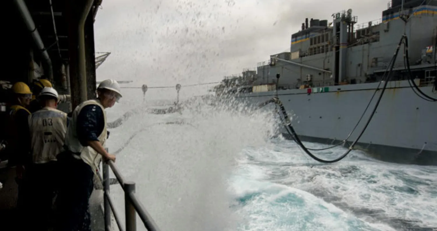 صورة نشرتها البحرية الأميركية من سفينتين برمائية وهجومية تابعتين للاسطول الخامس خلال مهمة حماية الملاحة في خليج عدن، امس