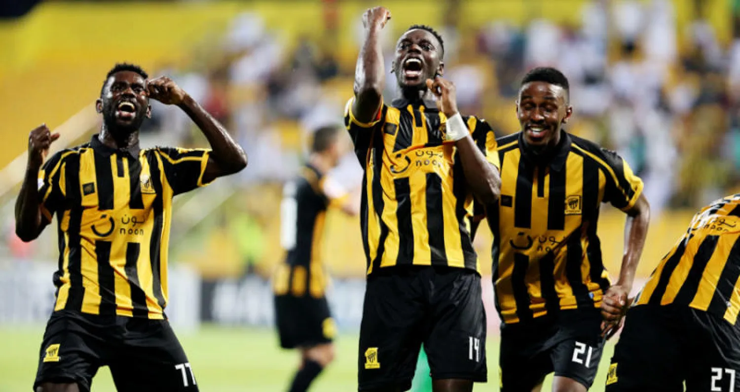 زياد المولد يحتفل مع زملائه بهدفه في المرمى الإيراني (تصوير: مشعل القدير)