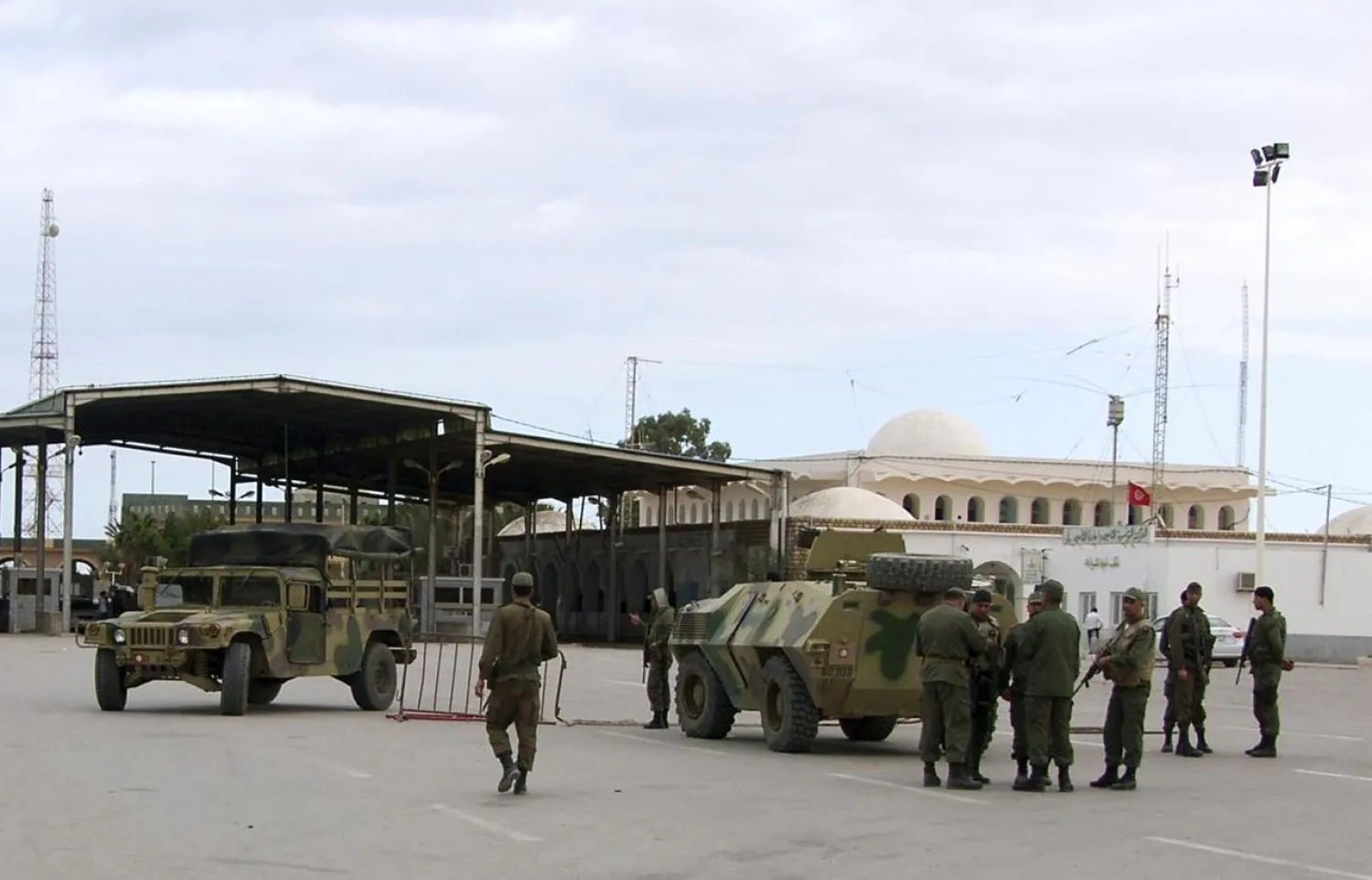 Tunisian soldiers standing guard at the border crossing at Ras Jdir Ben Guerdane, in this picture taken December 5, 2014. REUTERS/Stringer