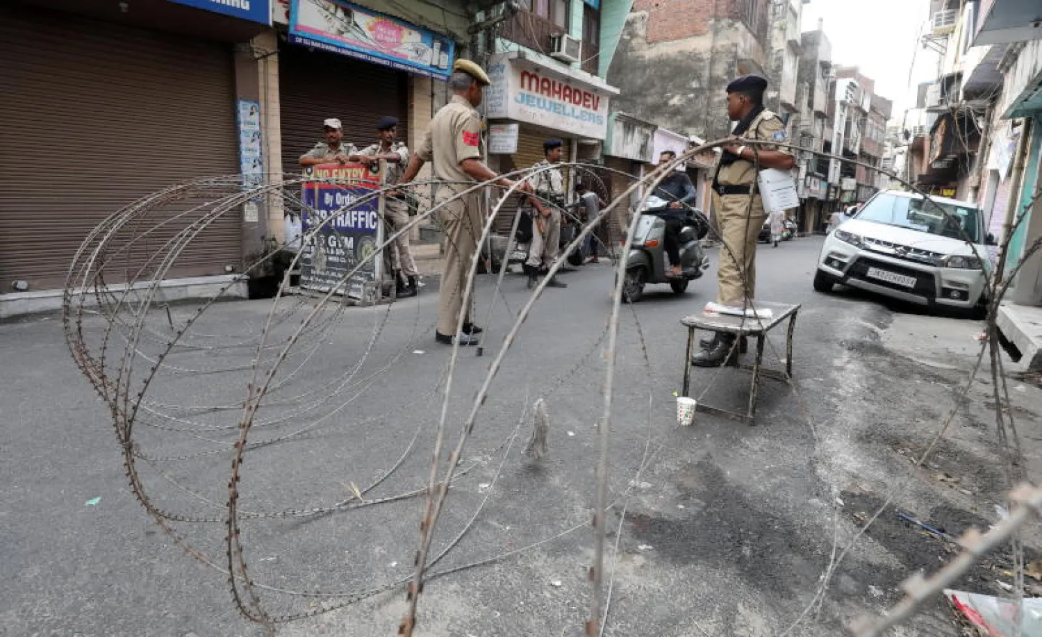 عناصر من الجيش الهندي أثناء حظر التجول في كشمير (إ.ف.ب)