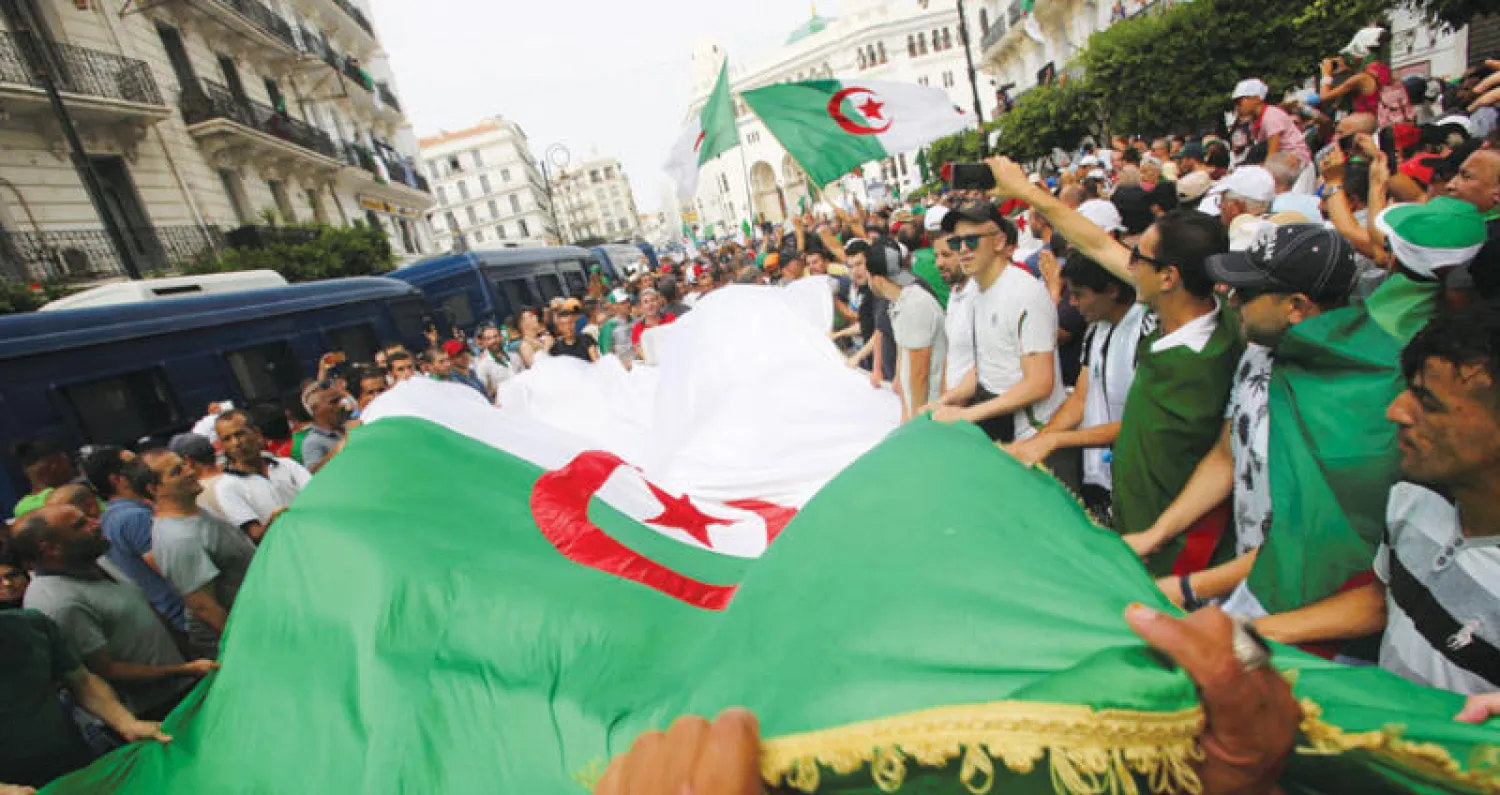 جانب من المظاهرات التي شهدتها شوارع العاصمة الجزائرية أمس (رويترز)