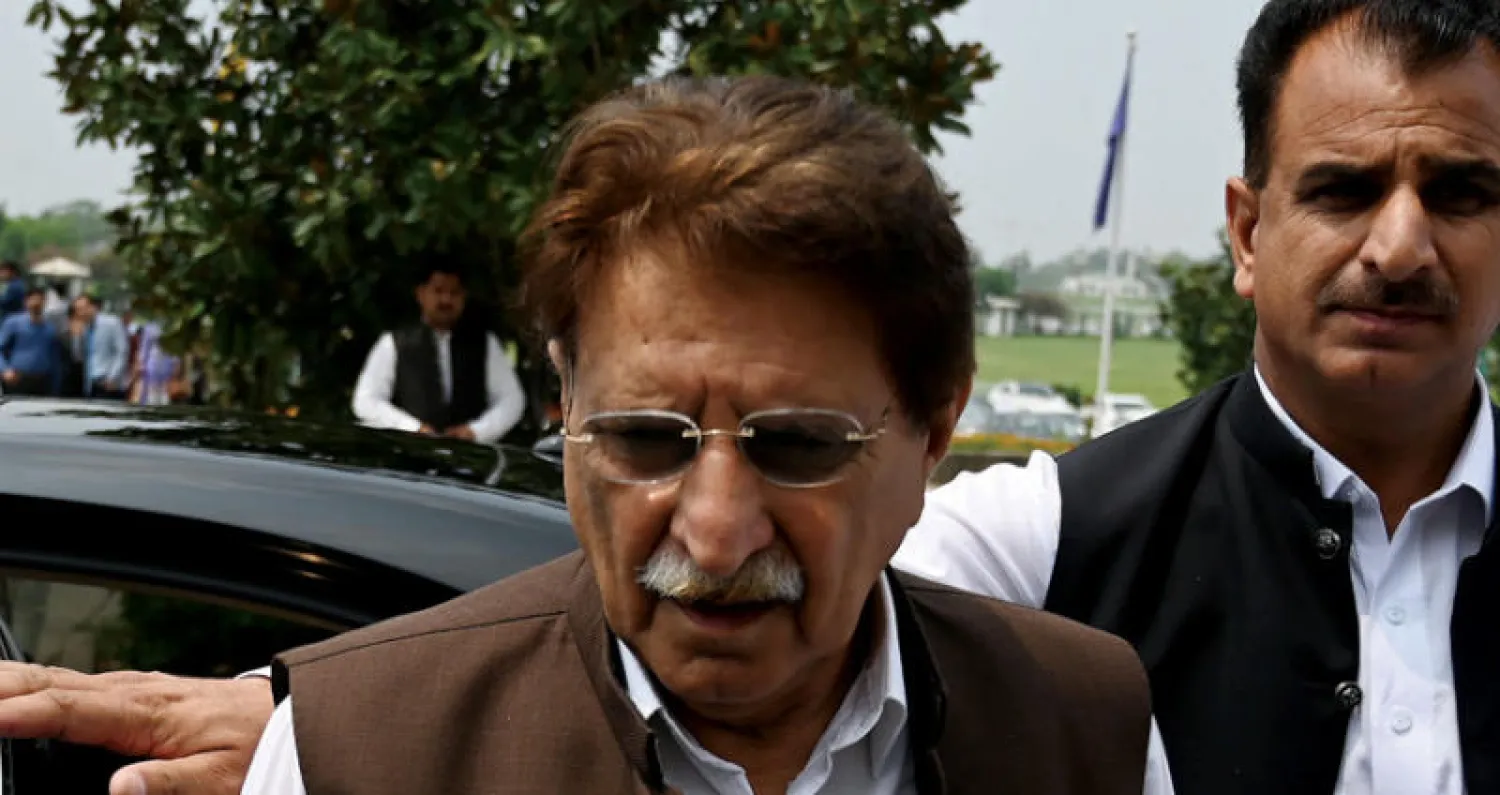 رجا فاروق حيدر رئيس وزراء كشمير المدارة (إدارياً) من قبل باكستان يصل إلى إسلام آباد لحضور جلسة برلمانية (أ.ف.ب)