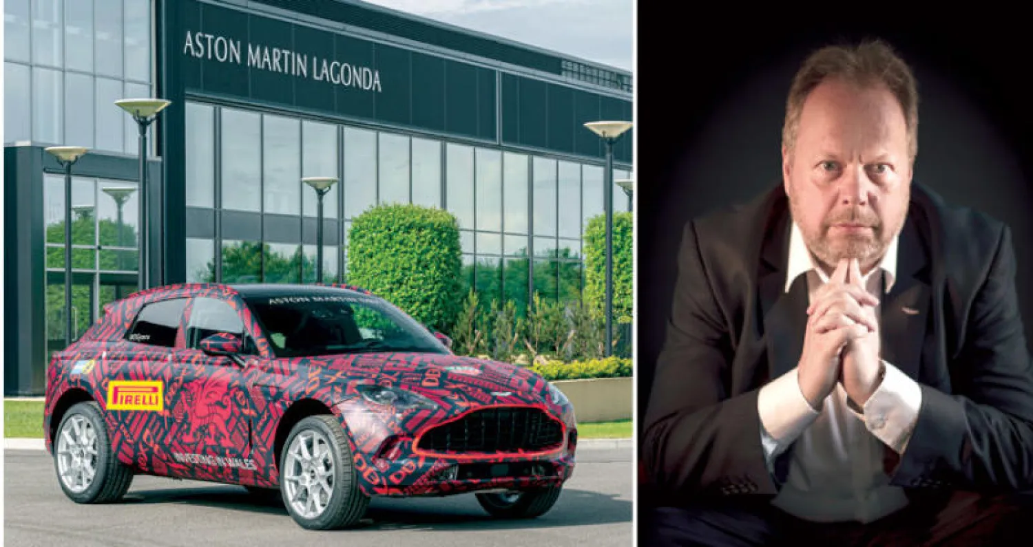 د. أندي بالمر  -  طراز «دي بي إكس» أمام مصنع الشركة