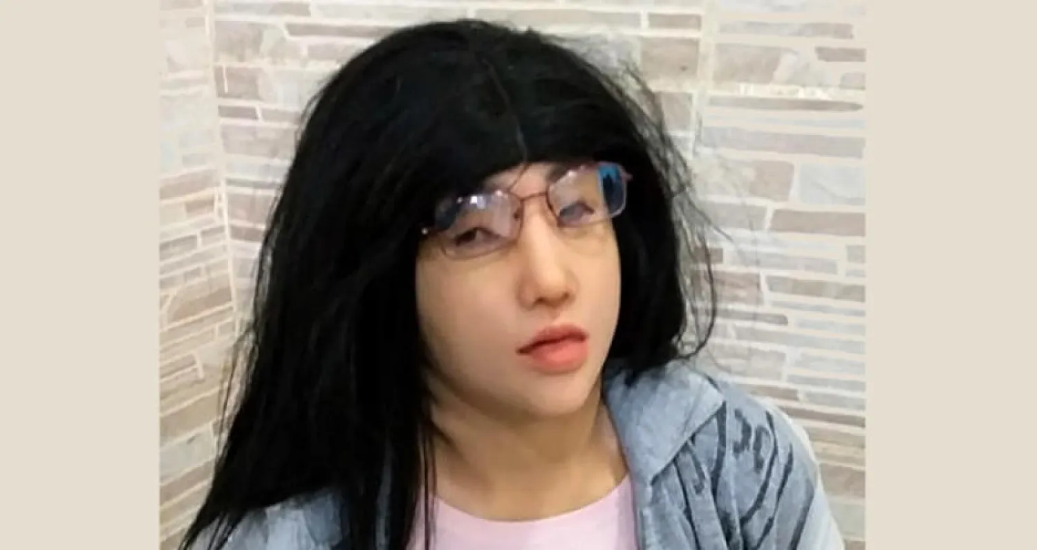 رجل العصابة يتنكر على هيئة امرأة (أ.ف.ب)