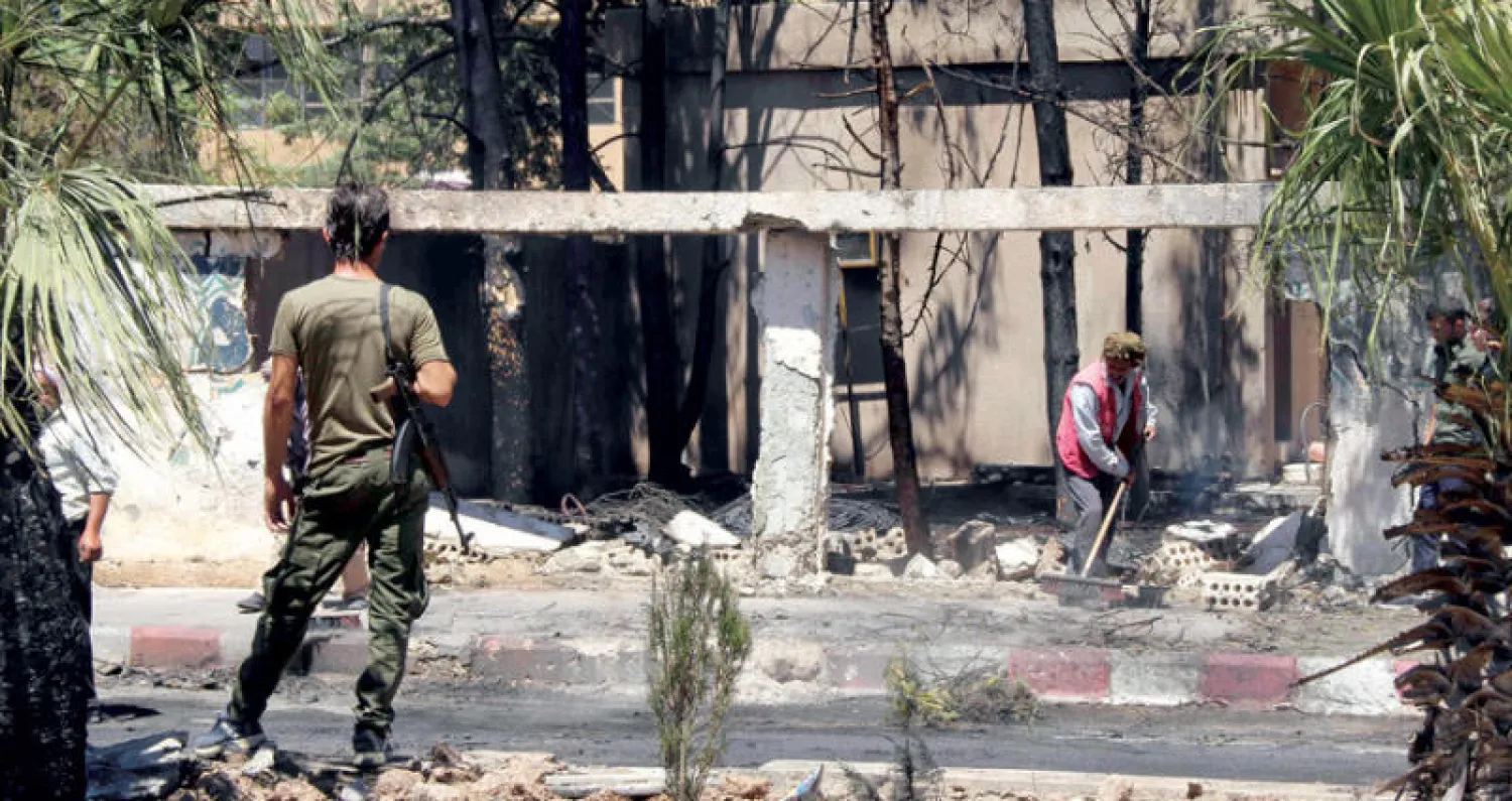 مقاتل كردي قرب مكان التفجير في ريف الحسكة أمس (أ.ف.ب)