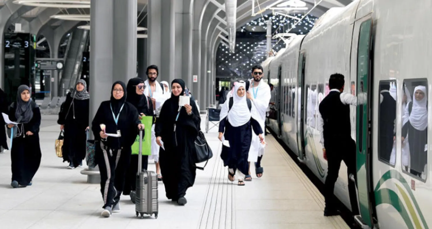 حجاج في صالة القدوم في قطار الحرمين بمكة أمس (واس)