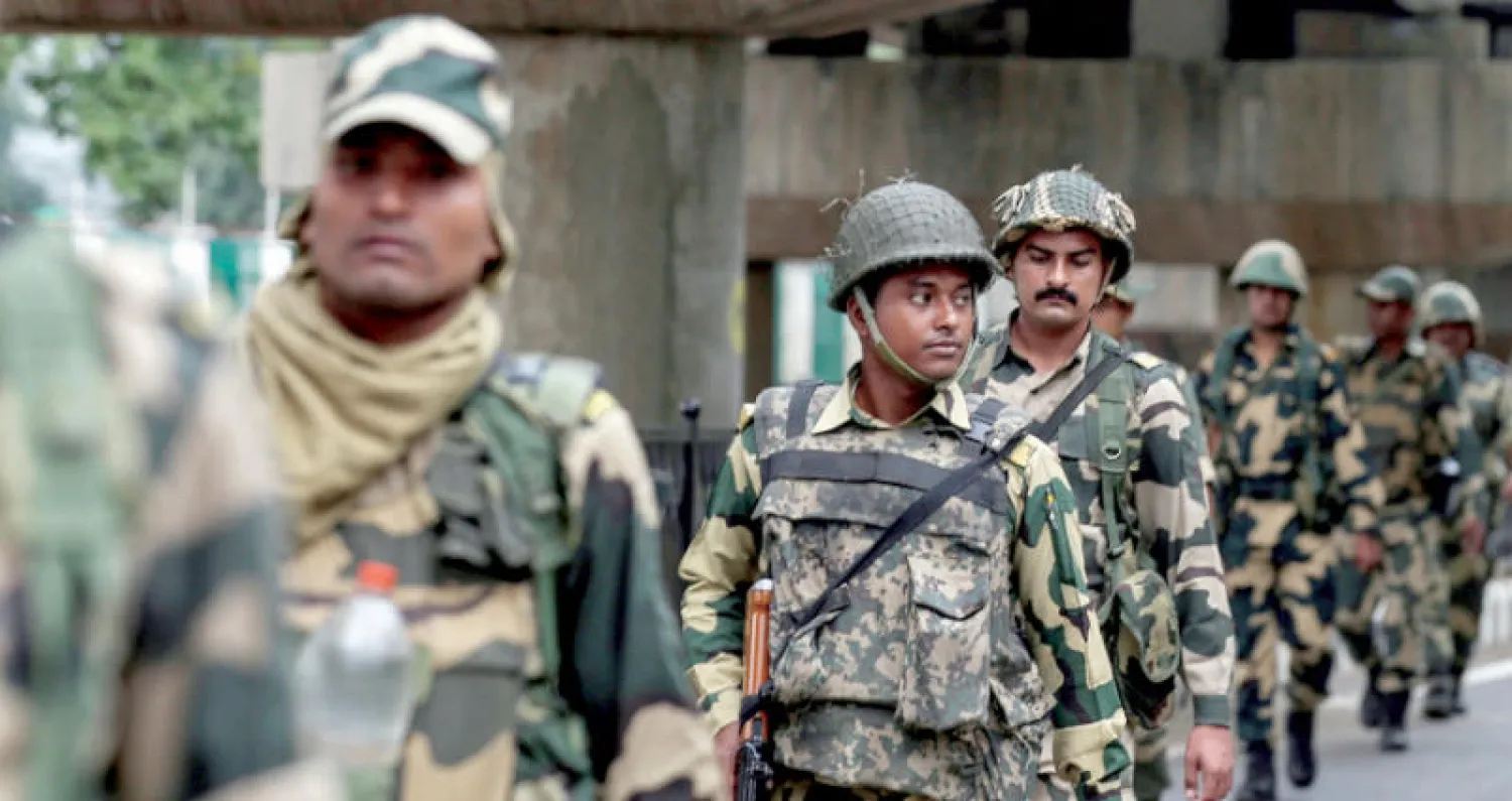 قوات هندية تجوب شوارع سريناغار التي بدت خاوية أمس (رويترز)