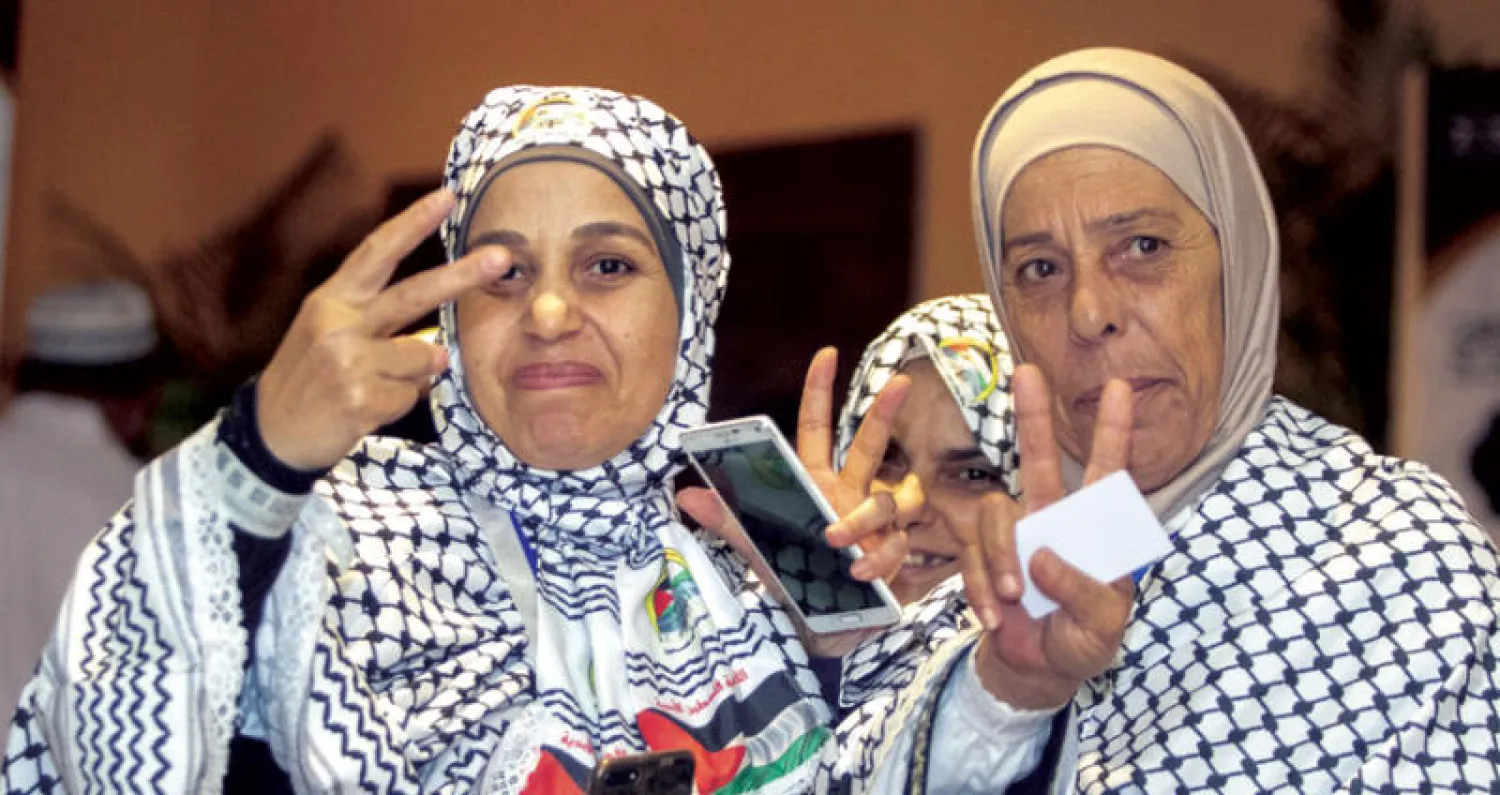 حاجتان فلسطينيتان من ضيوف برنامج خادم الحرمين الشريفين لدى وصولهما إلى مكة أمس