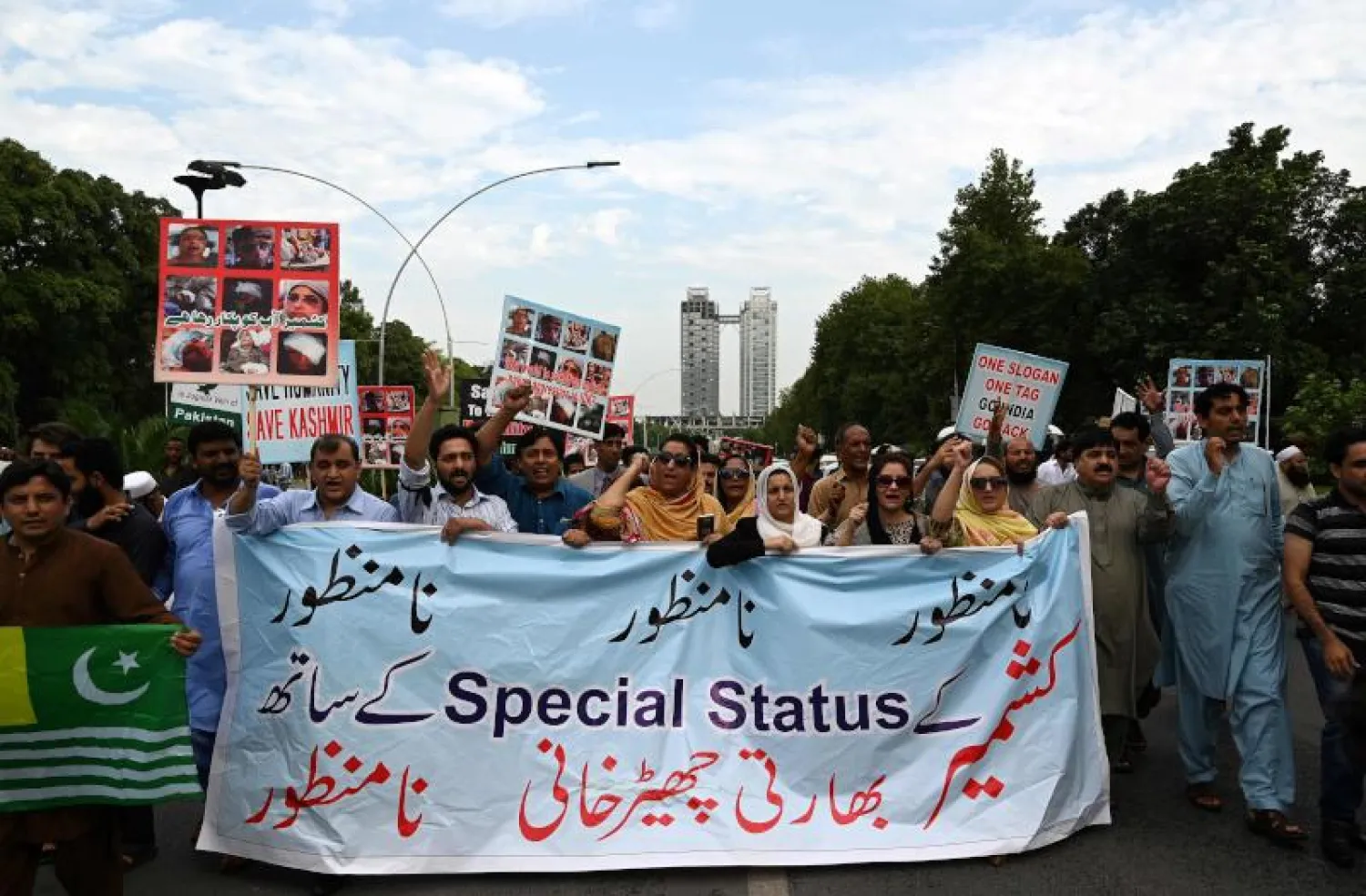 باكستانيون من كشمير يرددون شعارات مناهضة للهند خلال مظاهرة في إسلام آباد (أ.ف.ب)