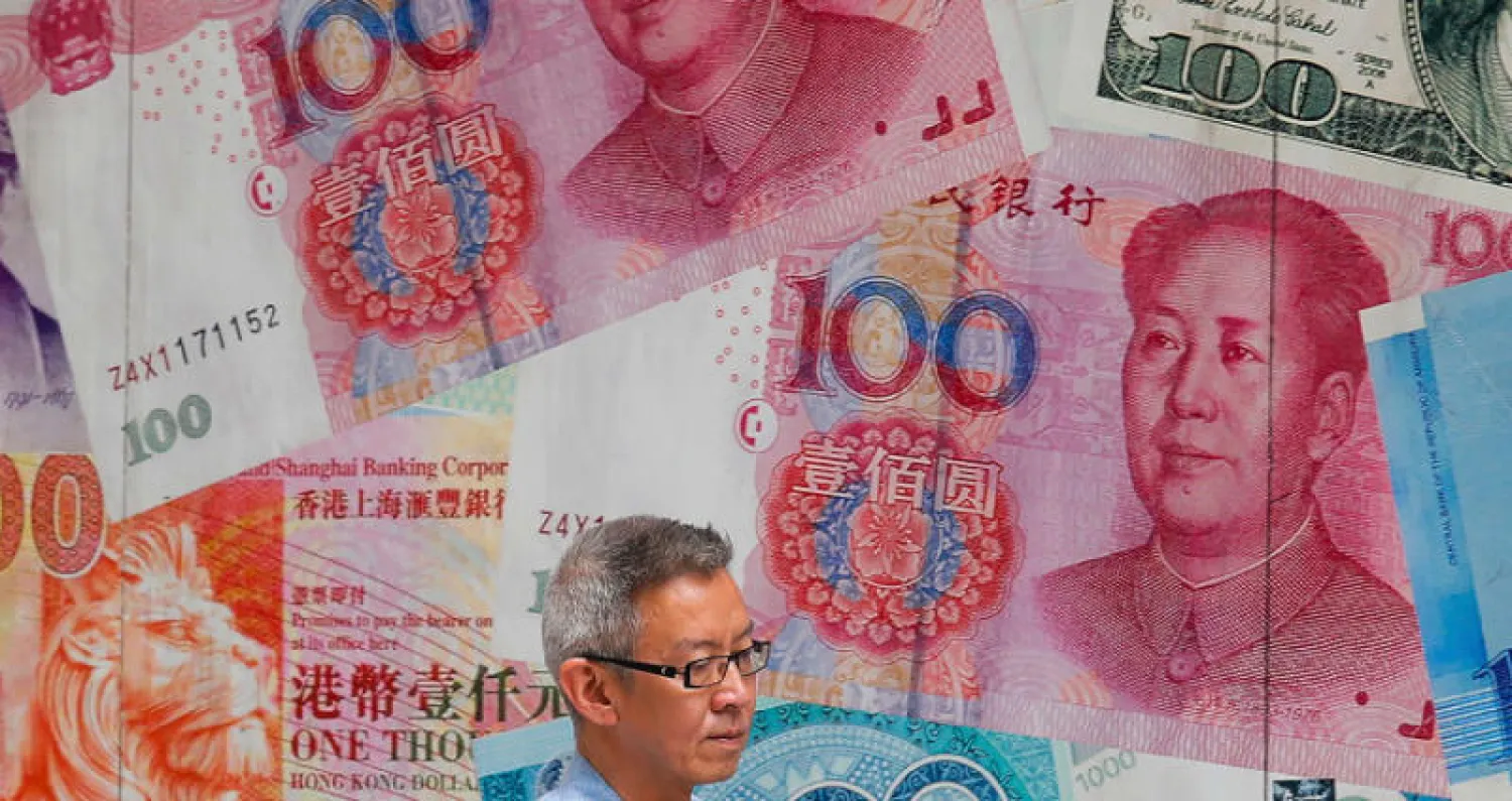 يتوقع «بنك أوف أميركا» إمكانية أن يتخطى الدولار حاجز 7.5 يوان حال تصعيد الرئيس الأميركي للحرب التجارية ضد الصين (أ.ب)