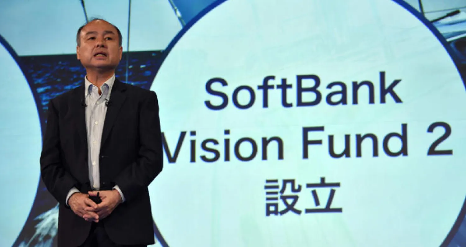 ماسايوشي سون رئيس «سوفت بنك» في مؤتمر صحافي لعرض نتائج المجموعة في طوكيو أمس (أ.ف.ب)