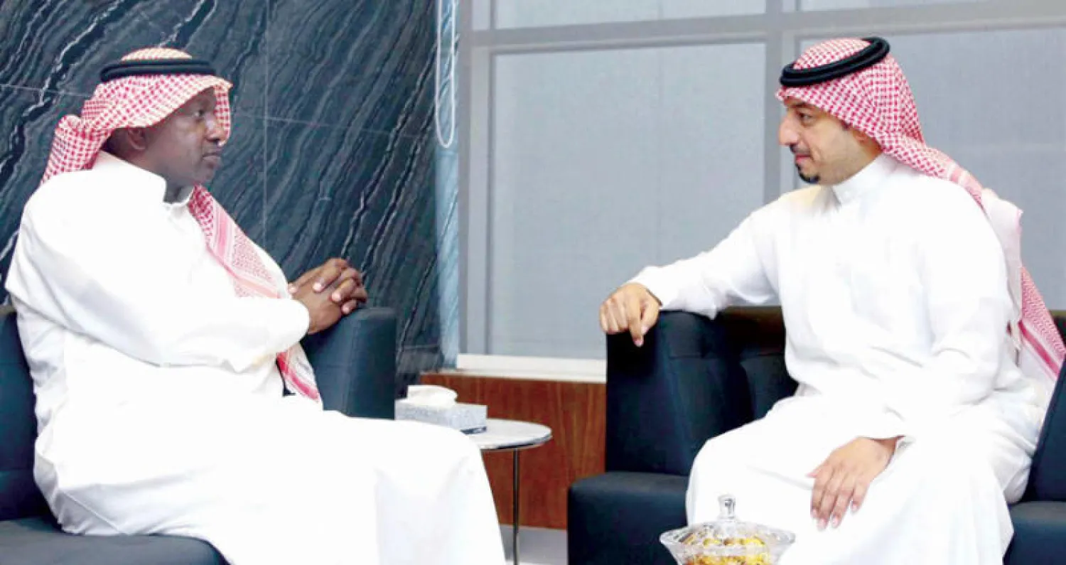 المسحل وماجد عبد الله خلال اللقاء (الشرق الأوسط)