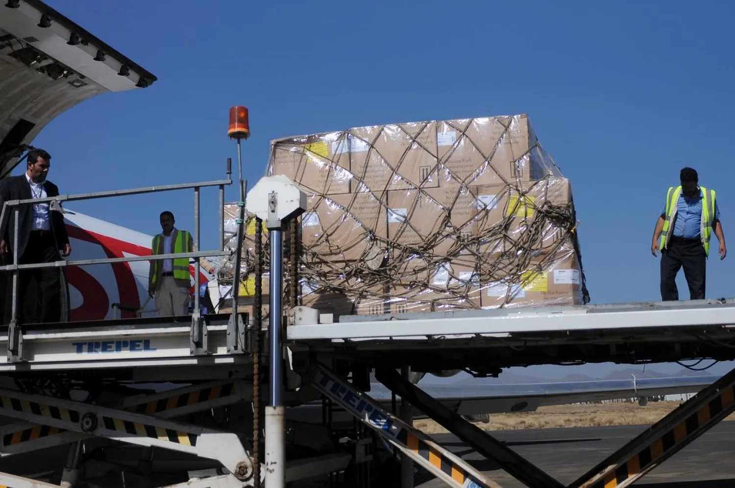 Workers unload an aid shipment from a plane at the Sanaa airport, Yemen November 25, 2017. (Reuters)