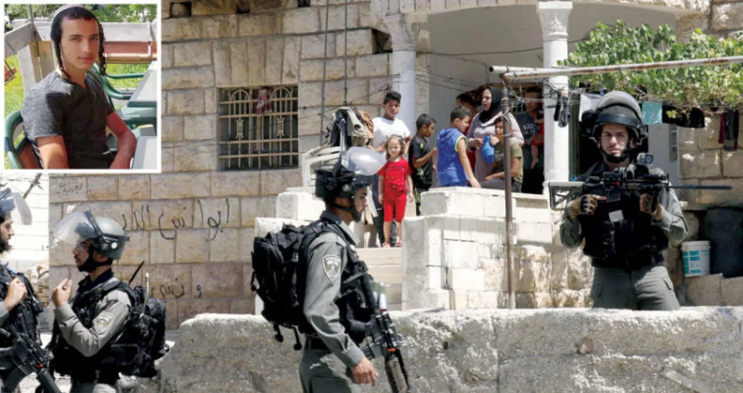 جنود إسرائيليون يبحثون أمس عن منفذي عملية خطف وقتل الجندي دفير سوريك قرب مستوطنة «ميجدال عوز» في الضفة الغربية (إ.ب.أ)