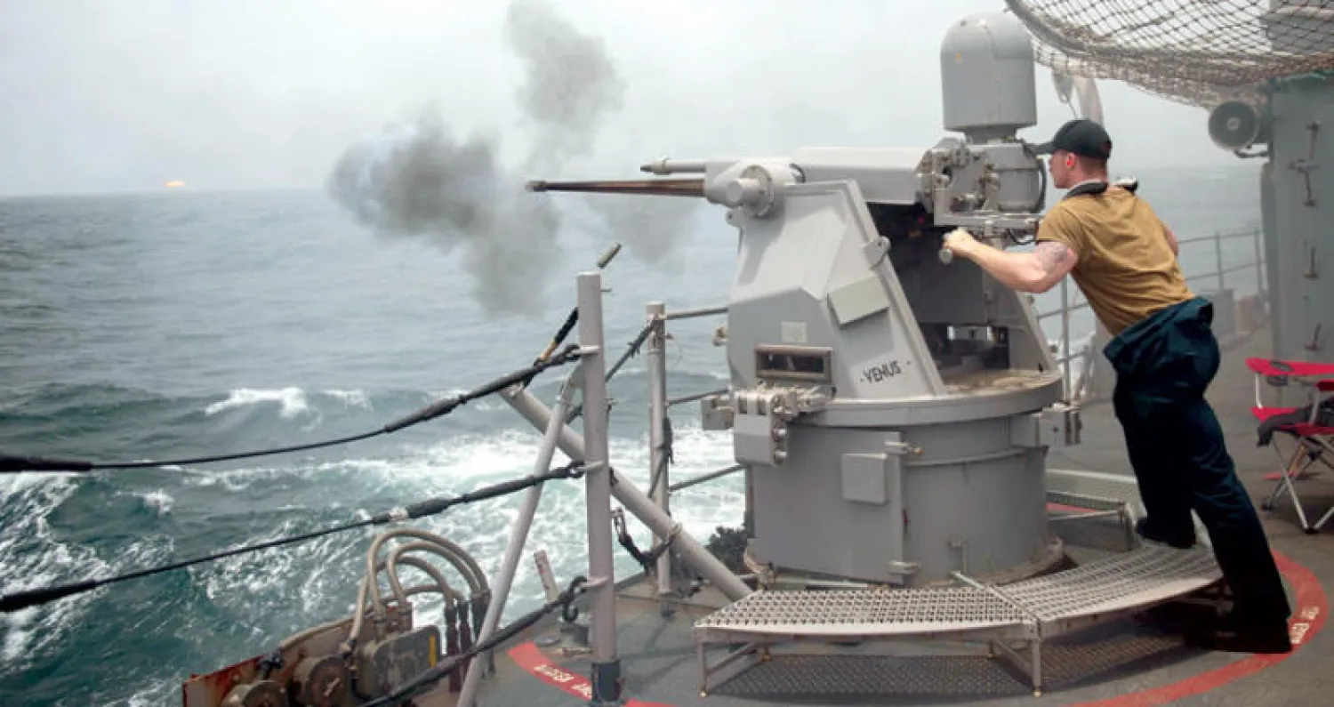 عنصر من البحرية الأميركية خلال مناورة لمواجهة الحالات الطارئة بالذخيرة الحية على متن سفينة «يو إس إس ليتي غولف» التابعة لحاملة الطائرات إبراهام لينكولن في موقع بالمحيط الهندي (صورة البحرية الأميركية)