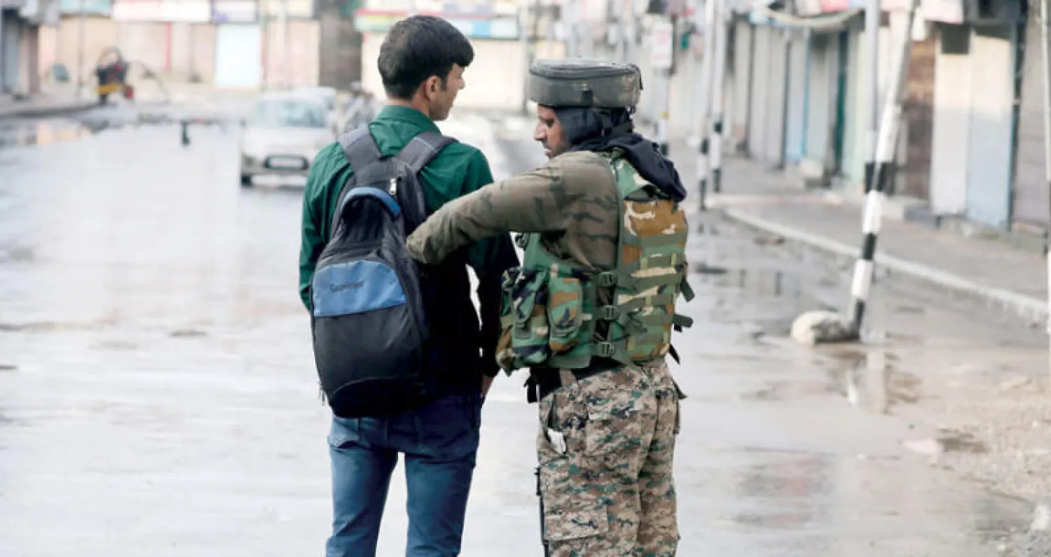 قوات الأمن الهندية في شوارع العاصمة سريناغار في كشمير (إ.ب.أ)