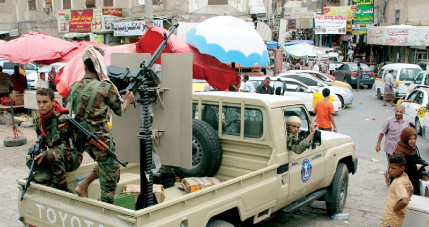 عناصر أمنية من الحزام الأمني متمركزة في سوق بعدن أمس (أ.ف.ب)