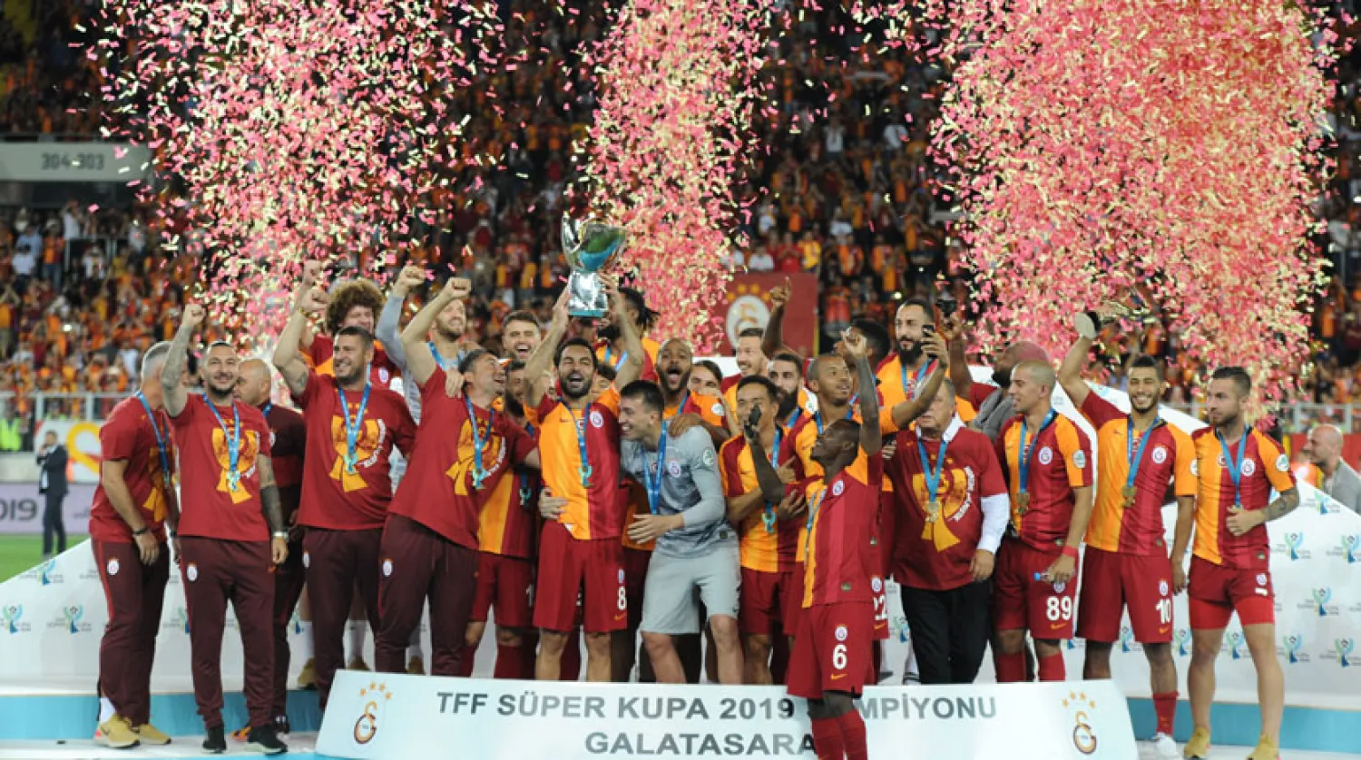 2019 TFF Süper Kupa’nın Şampiyonu Galatasaray kupayı kaldırdı