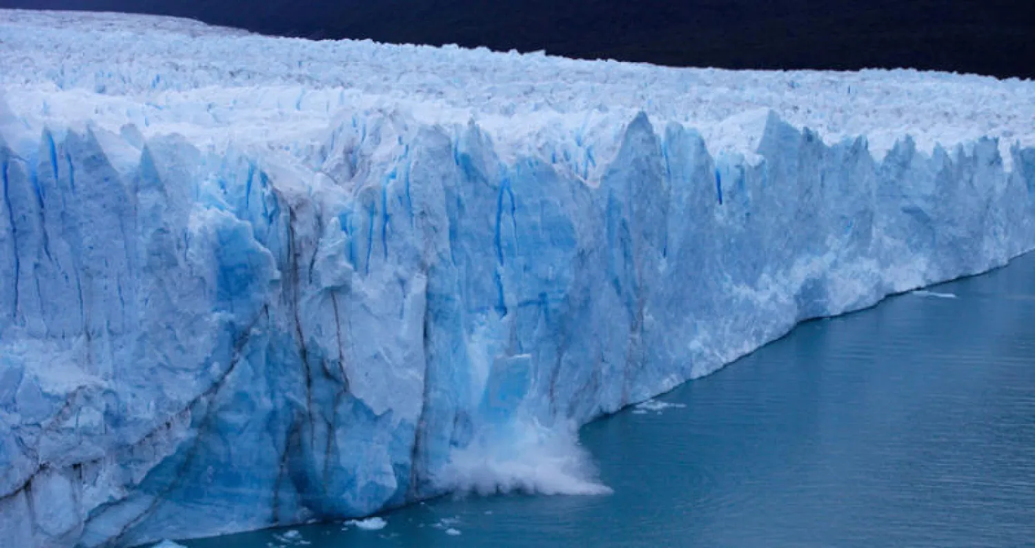 كتلة ثلجية تسقط من جبل بريتو مورنو الجليدي في اقيم سانتا كروز في الارجنتين نتيجة لإرتفاع معدلات الحرارة (ا ف ب)