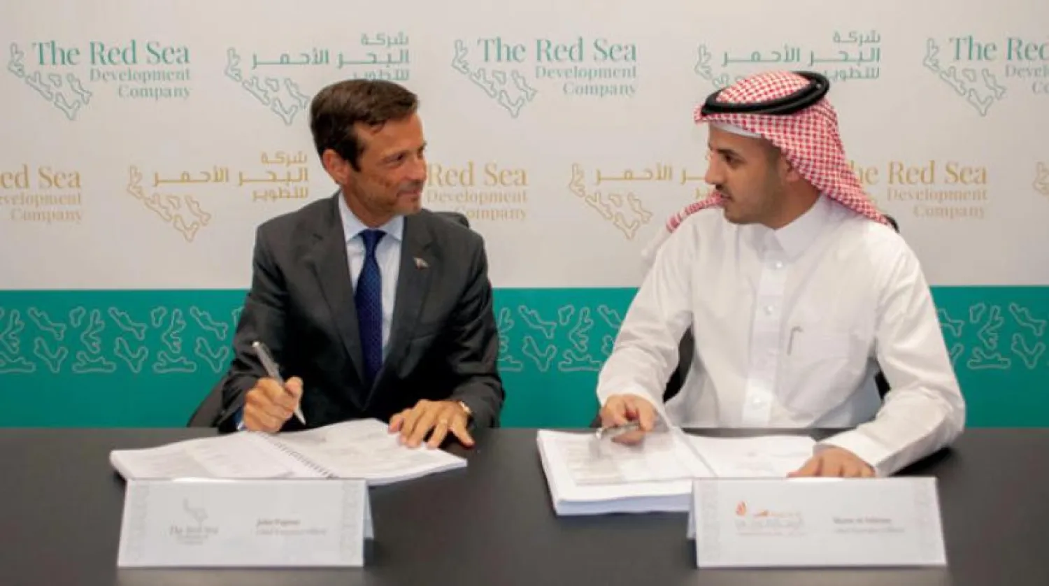 John Pagano, CEO of TRSDC during the signing of the contract with Mazen al-Zahrani, CEO of al-Majal al-Arabi Holding (Asharq al-Awsat)