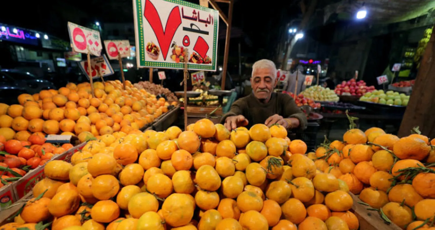تشهد أسعار الخضراوات والفاكهة في مصر زيادات متواصلة خلال السنوات الأخيرة وهو ما دفع بالحكومة لطرح بعض السلع الغذائية للمواطنين بأسعار أقل من سعر السوق (رويترز)