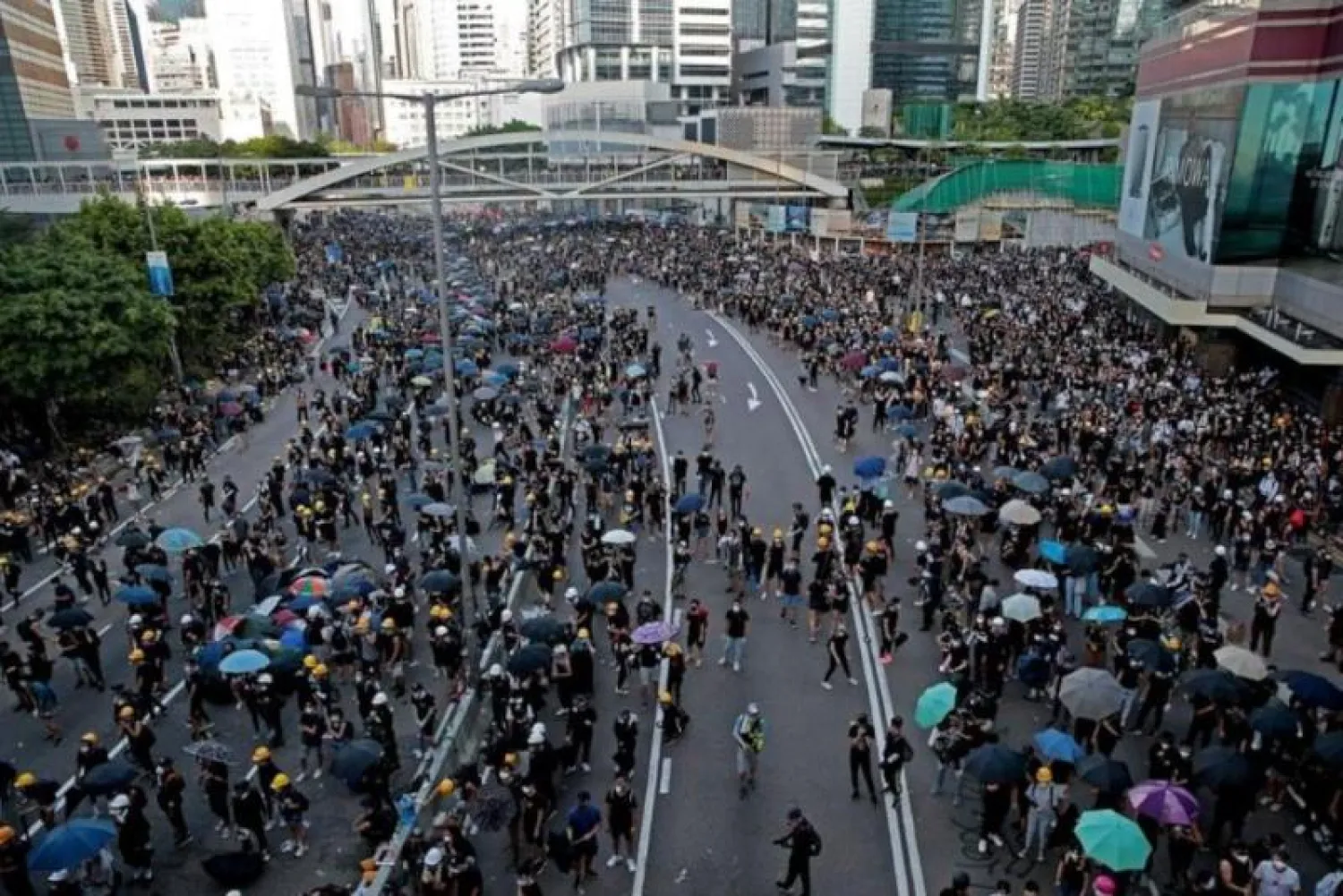 جانب من المسيرات في هونغ كونغ (رويترز)