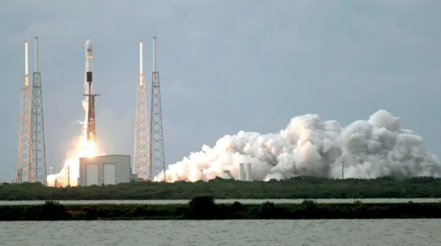 SpaceX’in Falcon 9 Rokketi İsrail uydusunu ABD Hava Kuvvetleri’nin Cape Canaveral hava üssünden fırlattığı esnada (AP)