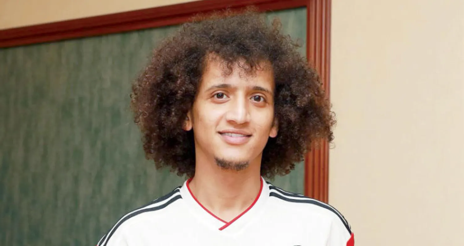 عمر عبد الرحمن بشعار الجزيرة الإماراتي بعد توقيع العقد (الشرق الأوسط)