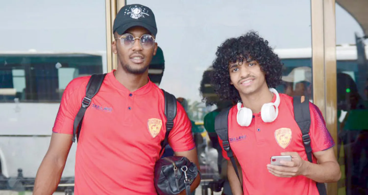 لاعبو القادسية خلال مغادرتهم تونس أمس (الشرق الأوسط)