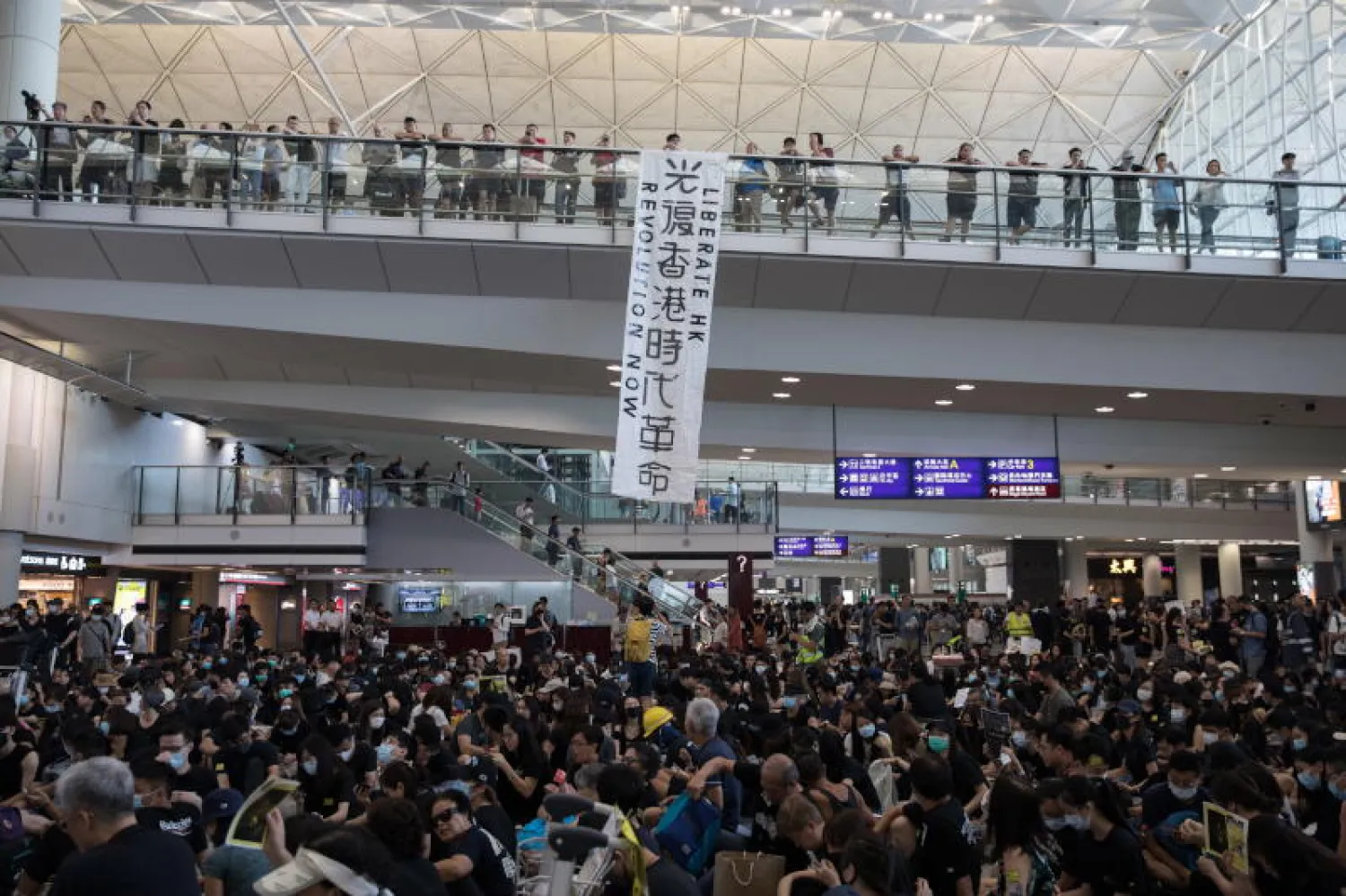 المحتجون في مطار هونغ كونغ (إ.ب.أ)