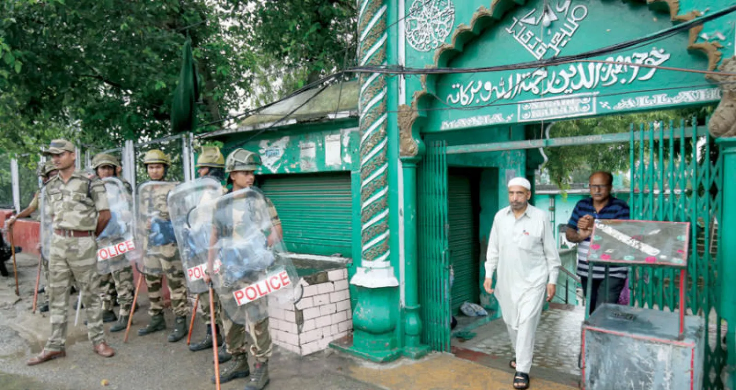 أُقيمت صلاة الجمعة في مساجد الأحياء التي كانت تقف قريباً منها قوات الأمن الهندية (رويترز)