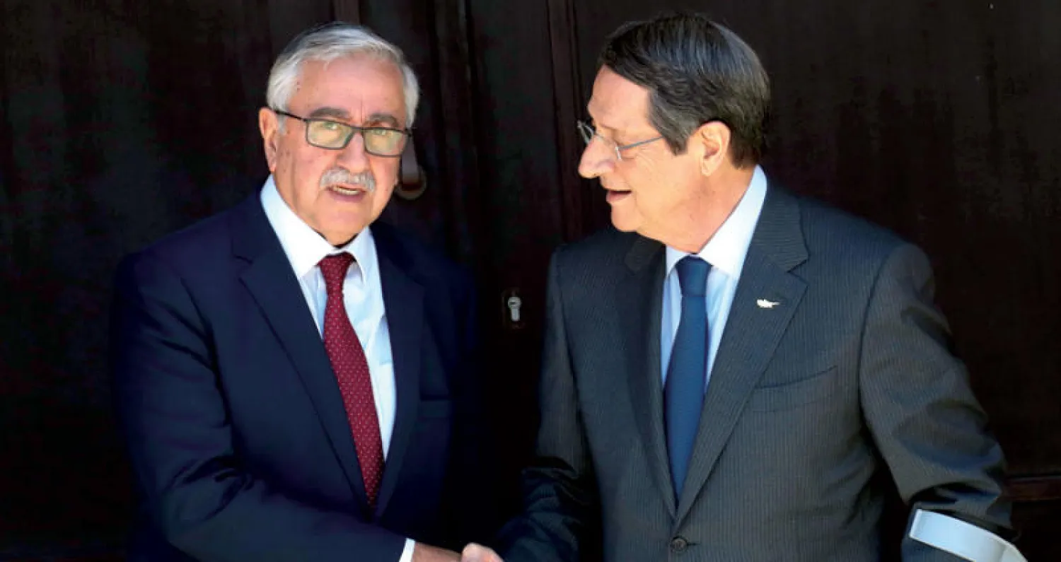 الرئيس القبرصي نيكوس أناستاسياديس (يمين) مع زعيم القبارصة الأتراك مصطفى أكينجي (إ.ب.أ)