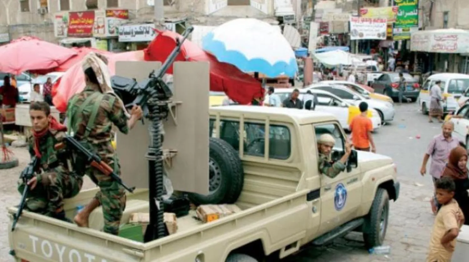 Aden’deki pazarda  görev yapan güvenlik unsurları (AFP- Arşiv)